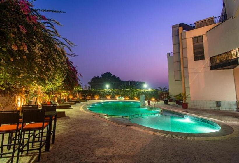 هتل Tdi Club Retreat