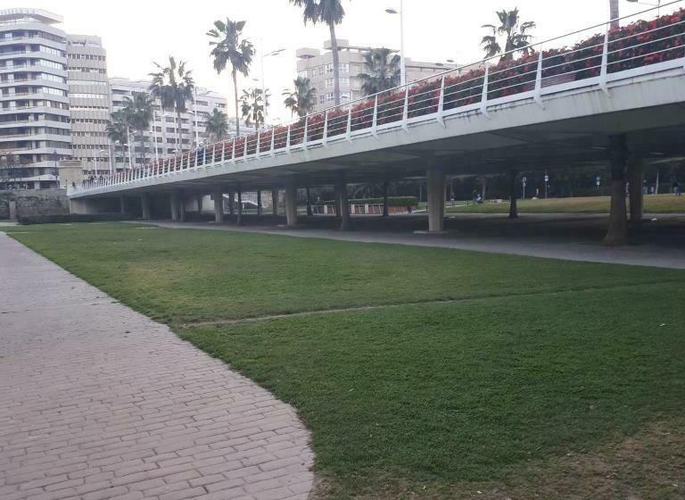 بنسيون Room In Guest Room Twin Room In Valencia With Private Bathroom And Large Terrace For Pets