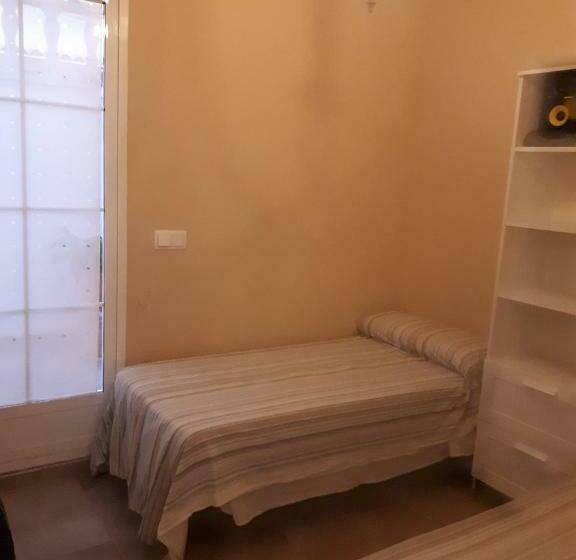 بنسيون Room In Guest Room Twin Room In Valencia With Private Bathroom And Large Terrace For Pets