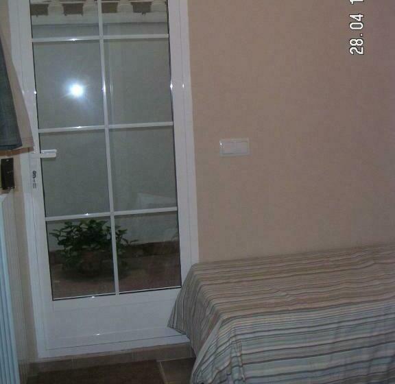 بنسيون Room In Guest Room Twin Room In Valencia With Private Bathroom And Large Terrace For Pets