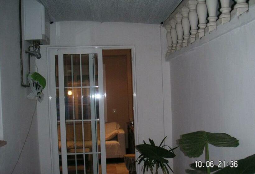 بنسيون Room In Guest Room Twin Room In Valencia With Private Bathroom And Large Terrace For Pets