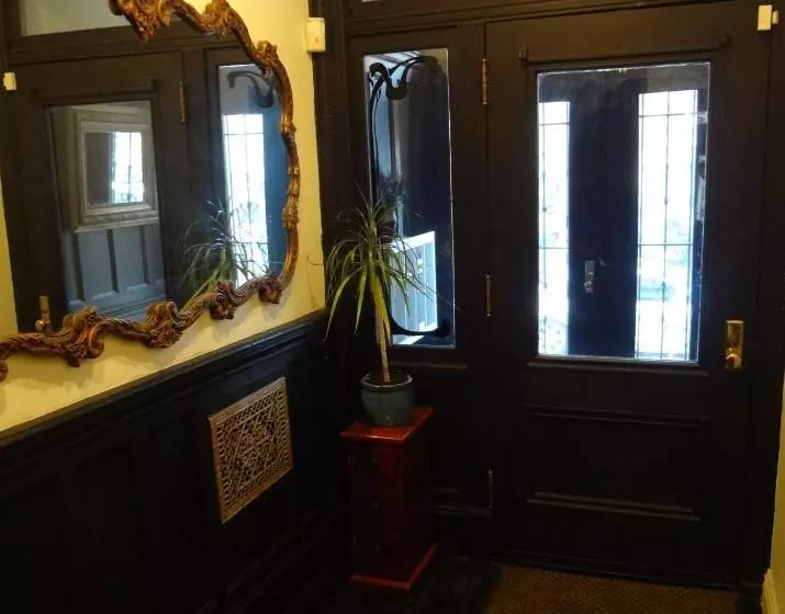 هتل The Gallery House