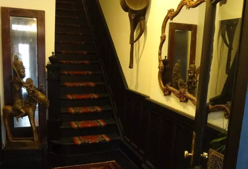 هتل The Gallery House