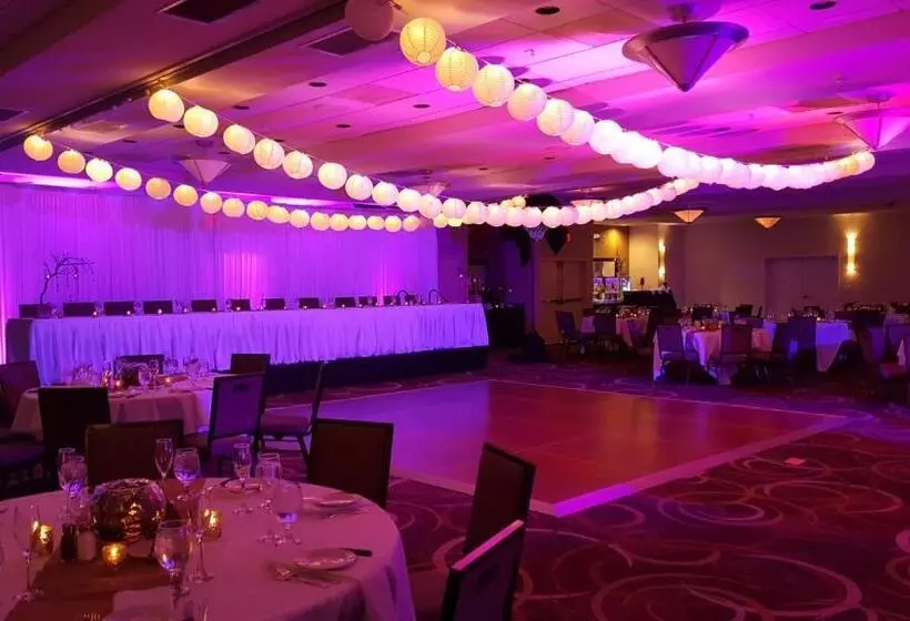 Holiday Inn Hotel & Suites Bloomington Airport, An Ihg