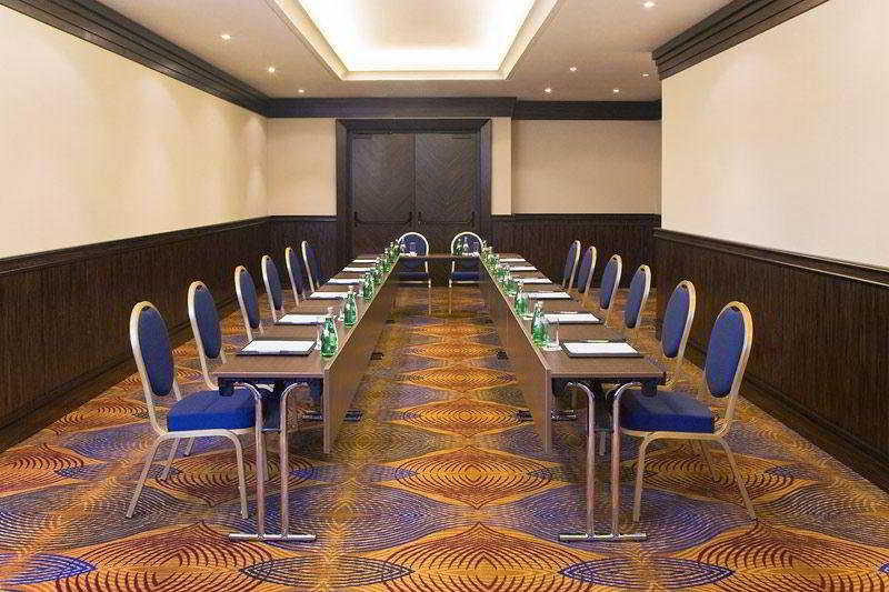 בית מלון כפרי Renaissance Moscow Monarch Centre  By Marriott