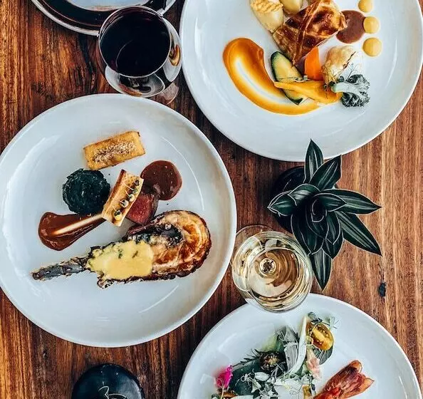 هتل Temple Point Resort