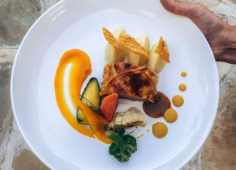 هتل Temple Point Resort