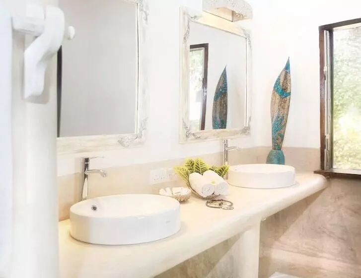 هتل Temple Point Resort