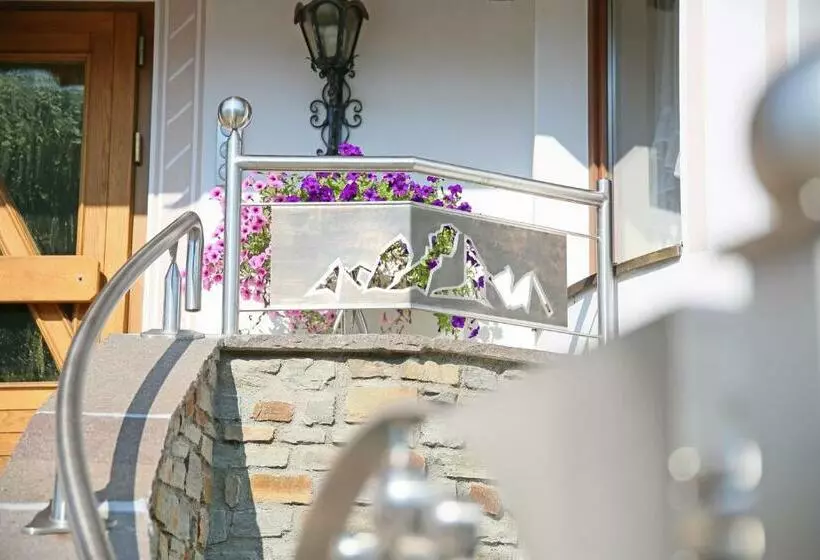 Hotelli Pension Alpenhof B&b