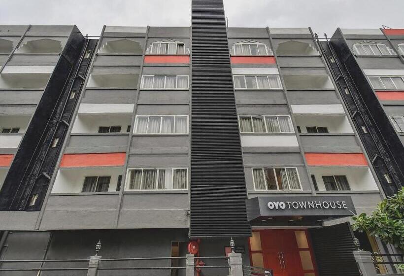 Отель Townhouse Century