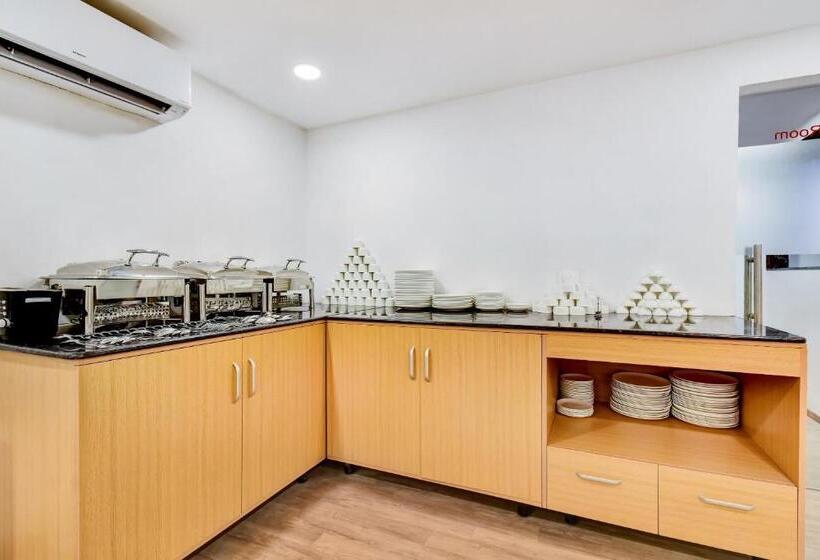 Отель Townhouse Century