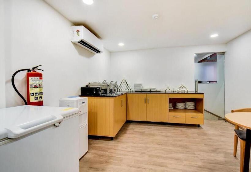 Отель Townhouse Century