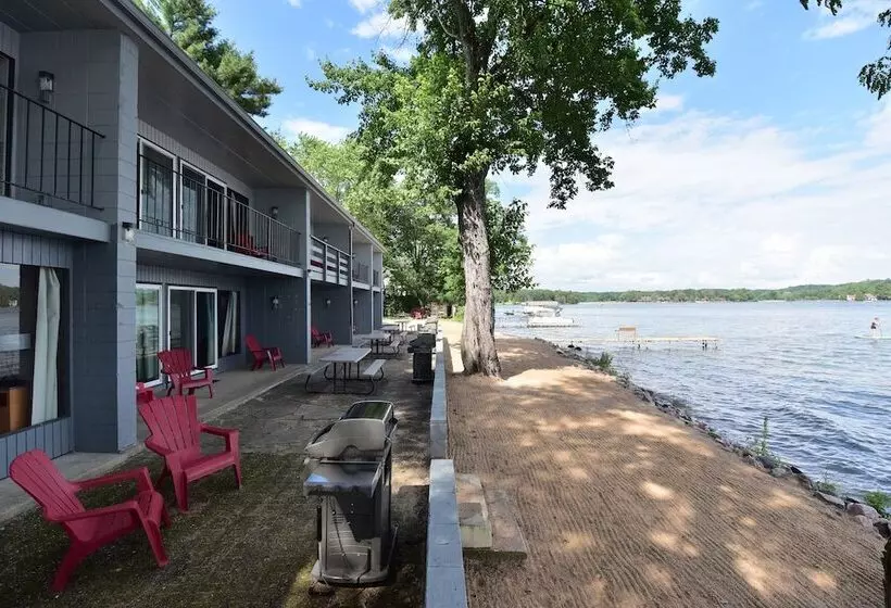 Motelli Delton Oaks Resort