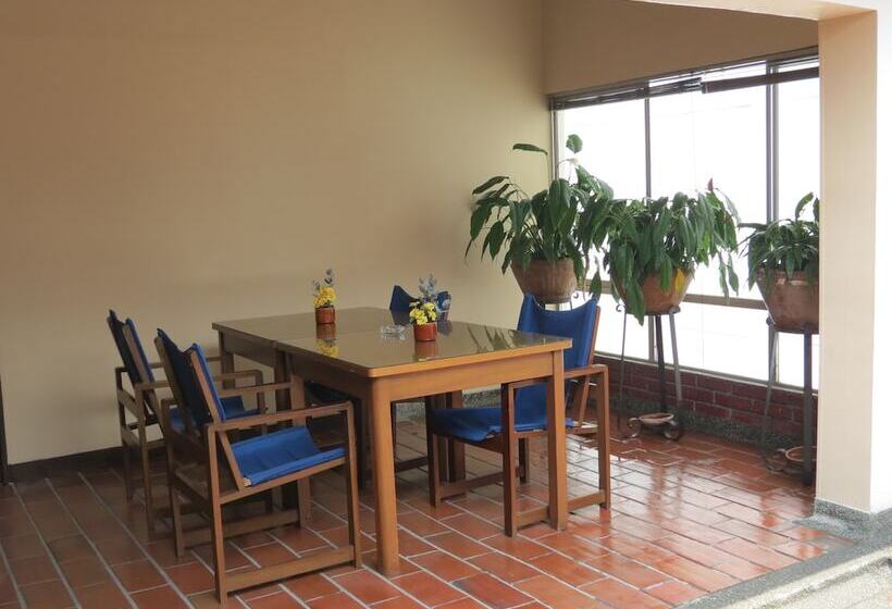 هتل Del Oeste B&b