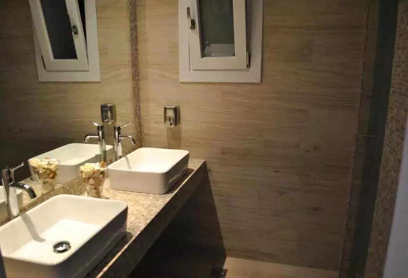 Отель Petinaros