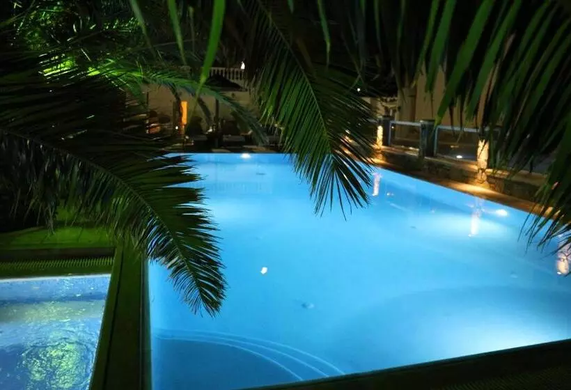 Отель Petinaros