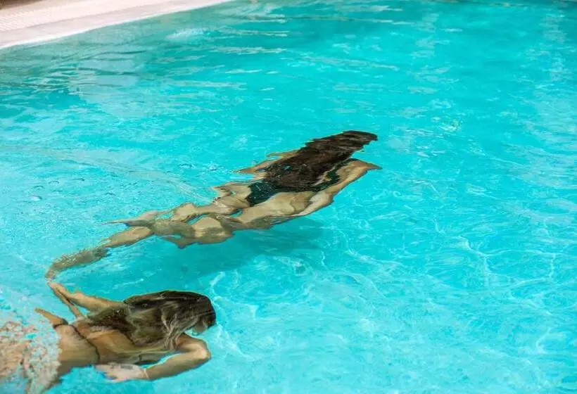 Отель Petinaros