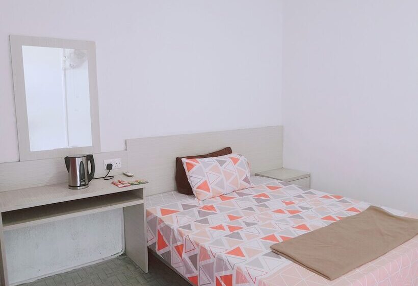 Pensió Maness Guesthouse & Homestay