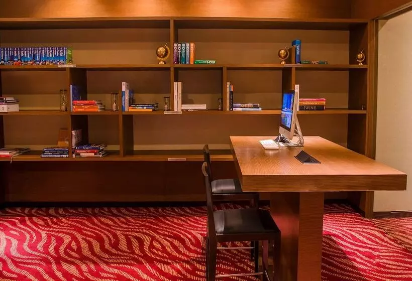 هتل Courtyard By Marriott Mumbai International Airport