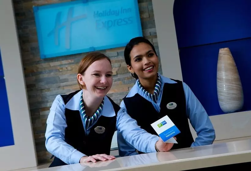 هتل Holiday Inn Express Dubai Airport, An Ihg