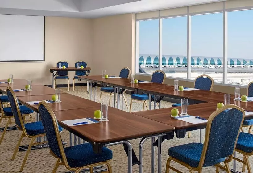 هتل Holiday Inn Express Dubai Airport, An Ihg