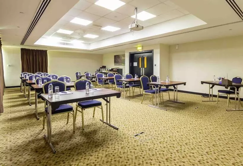 هتل Holiday Inn Express Dubai Airport, An Ihg