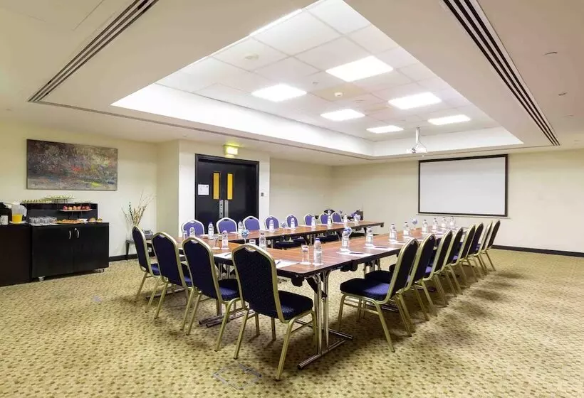هتل Holiday Inn Express Dubai Airport, An Ihg