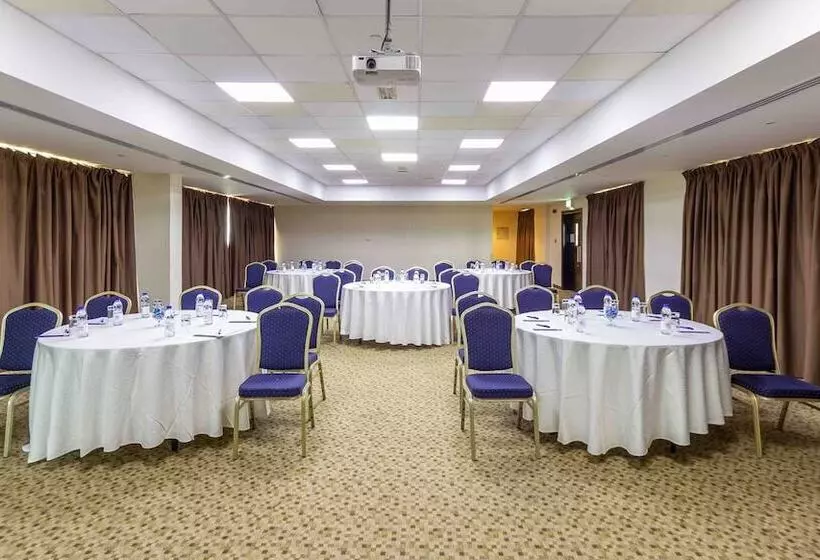 هتل Holiday Inn Express Dubai Airport, An Ihg