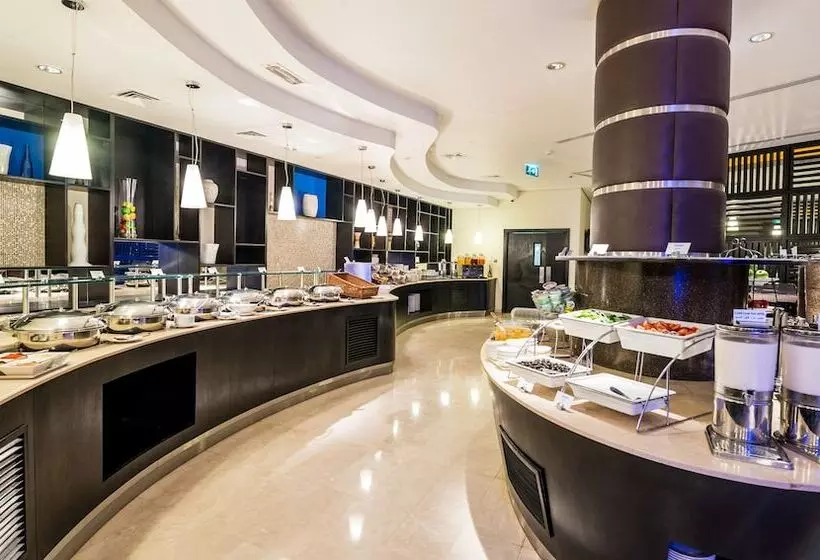 هتل Holiday Inn Express Dubai Airport, An Ihg