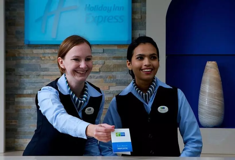 هتل Holiday Inn Express Dubai Airport, An Ihg