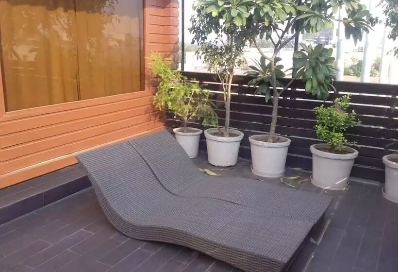 Udman Hotel Panchshila Park