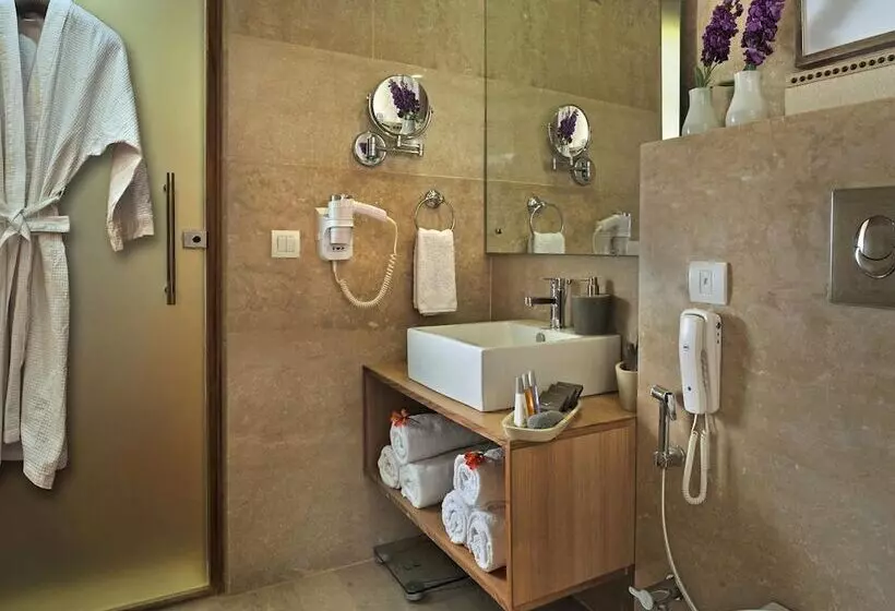 Udman Hotel Panchshila Park