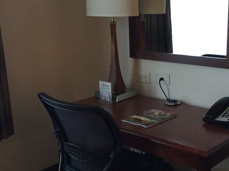 هتل Baymont By Wyndham Denver International Airport