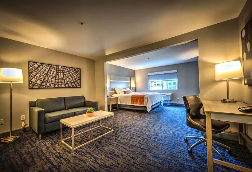 هتل Best Western Plus Media Center Inn & Suites