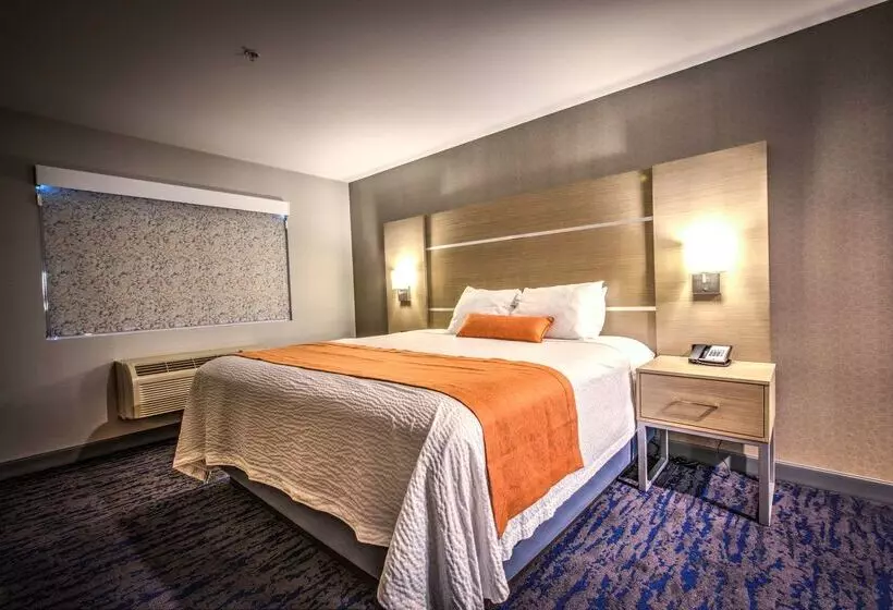 هتل Best Western Plus Media Center Inn & Suites