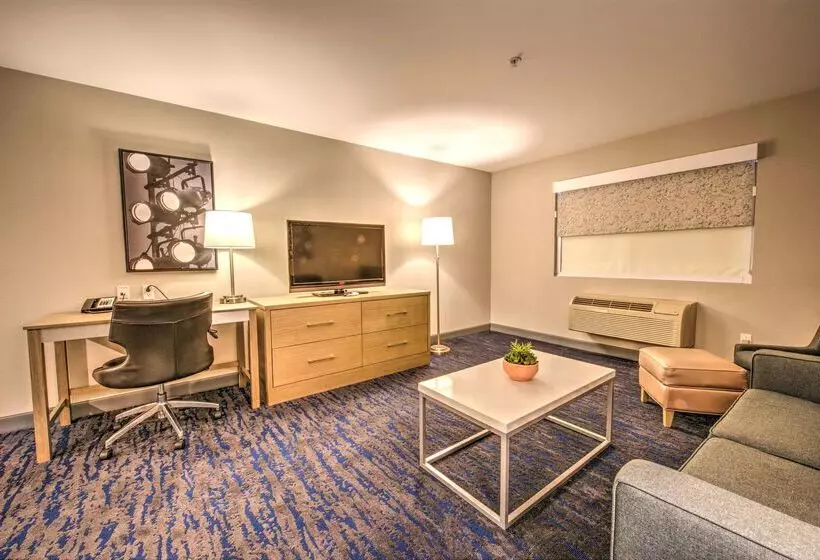 هتل Best Western Plus Media Center Inn & Suites