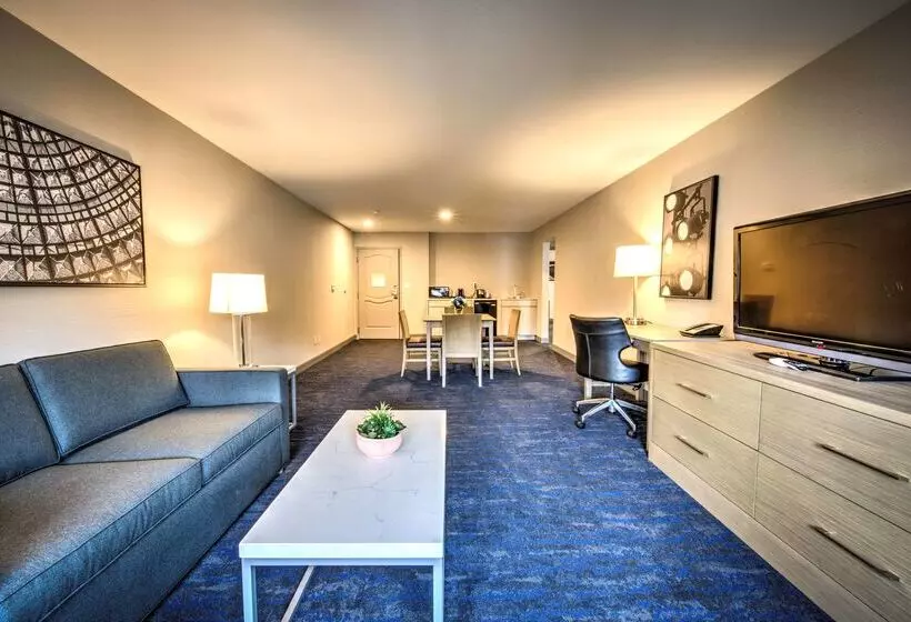 هتل Best Western Plus Media Center Inn & Suites