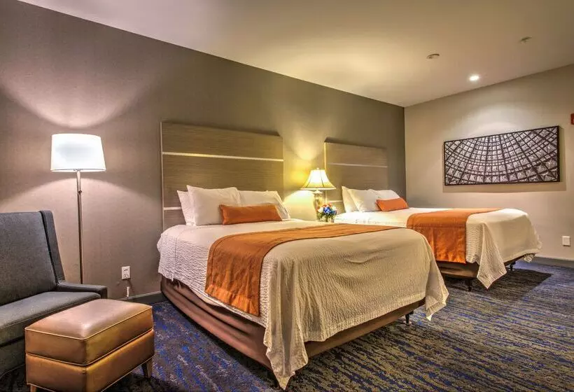 هتل Best Western Plus Media Center Inn & Suites