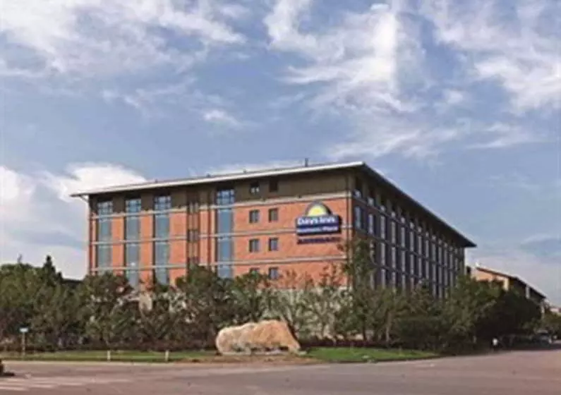 هتل Days Inn Business Place Longwan Beijing