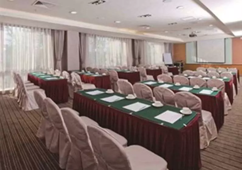 هتل Days Inn Business Place Longwan Beijing