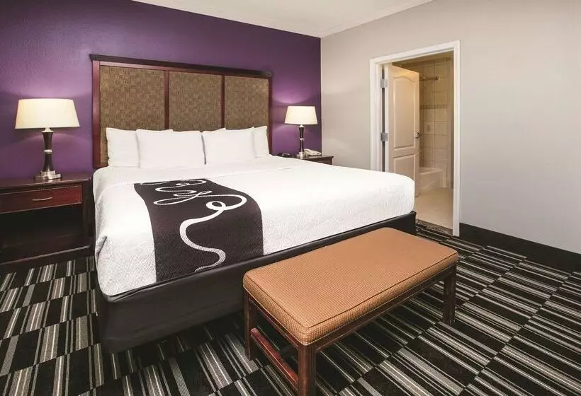 Hotelli Baymont By Wyndham Dallas South Desoto