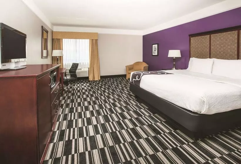 Hotelli Baymont By Wyndham Dallas South Desoto