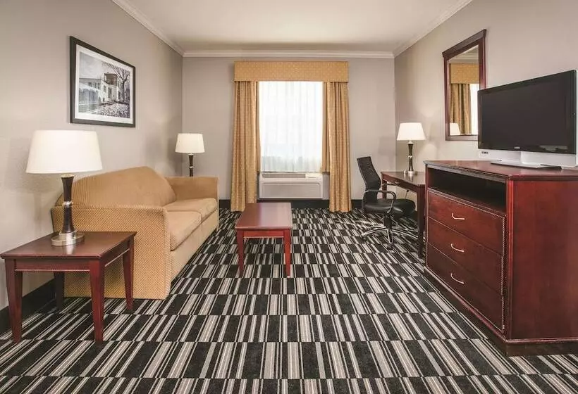 Hotelli Baymont By Wyndham Dallas South Desoto