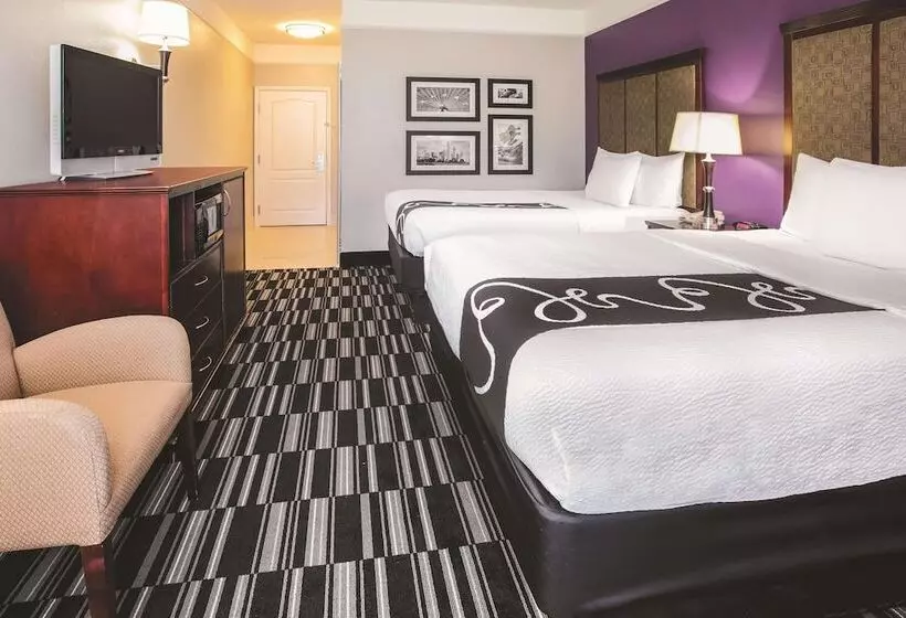 Hotelli Baymont By Wyndham Dallas South Desoto