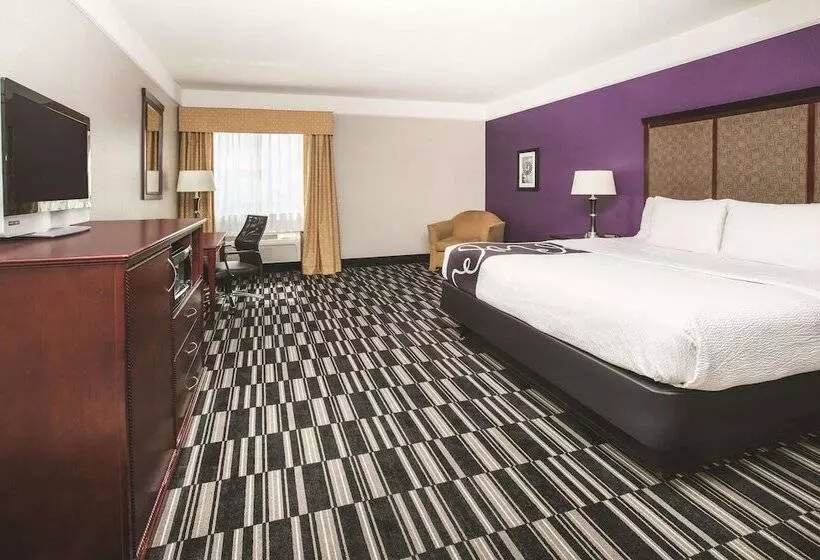 Hotelli Baymont By Wyndham Dallas South Desoto