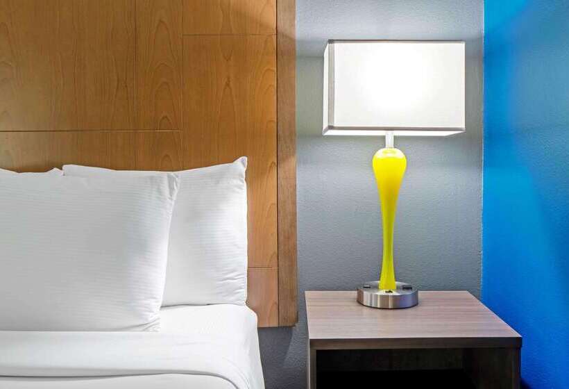 酒店 La Quinta Inn & Suites By Wyndham Mercedes Outlet Mall