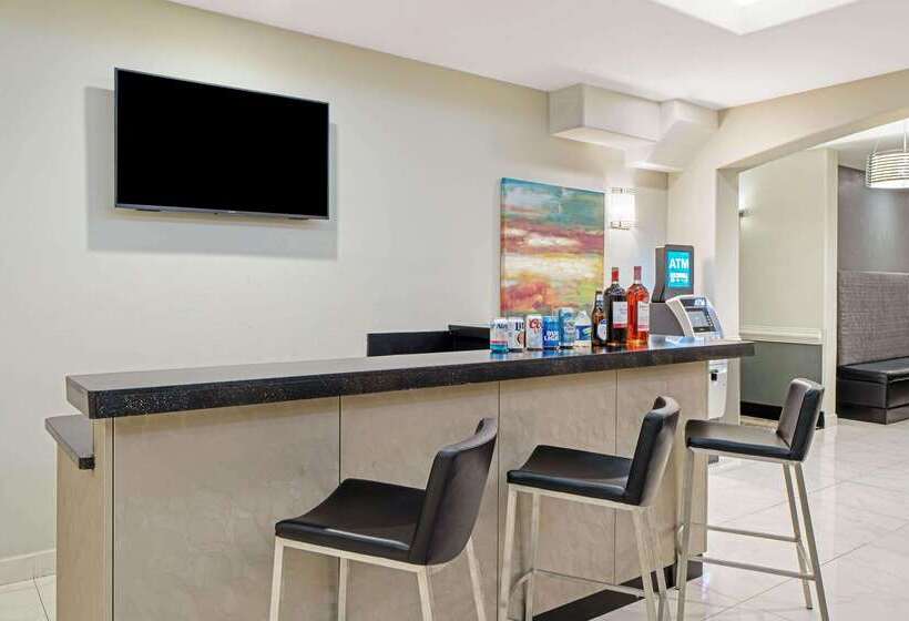 酒店 La Quinta Inn & Suites By Wyndham Mercedes Outlet Mall