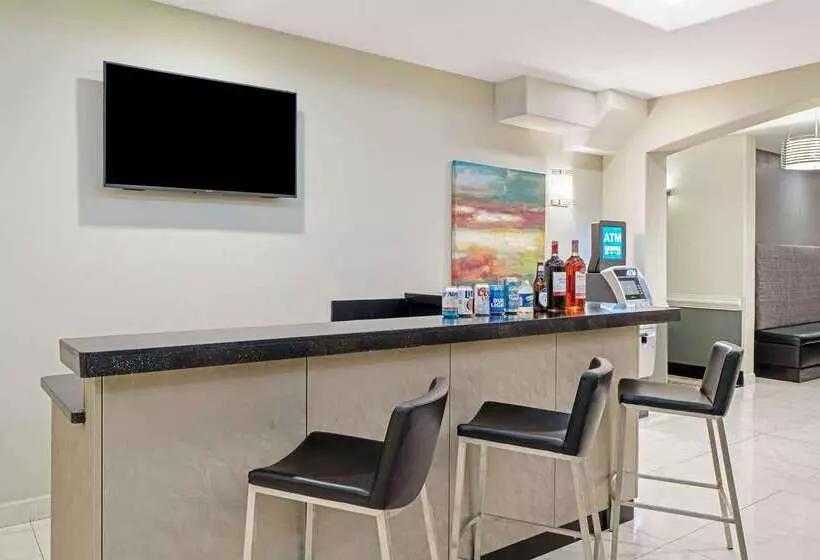 Отель La Quinta Inn & Suites By Wyndham Mercedes Outlet Mall