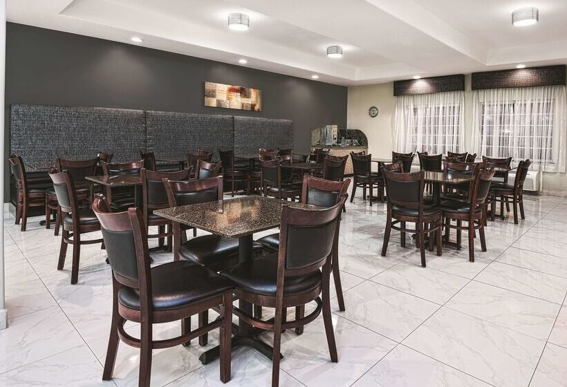 酒店 La Quinta Inn & Suites By Wyndham Mercedes Outlet Mall