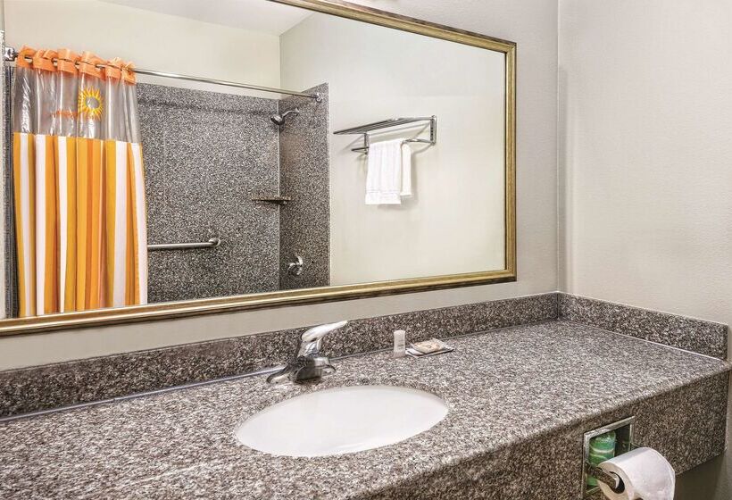 酒店 La Quinta Inn & Suites By Wyndham Mercedes Outlet Mall